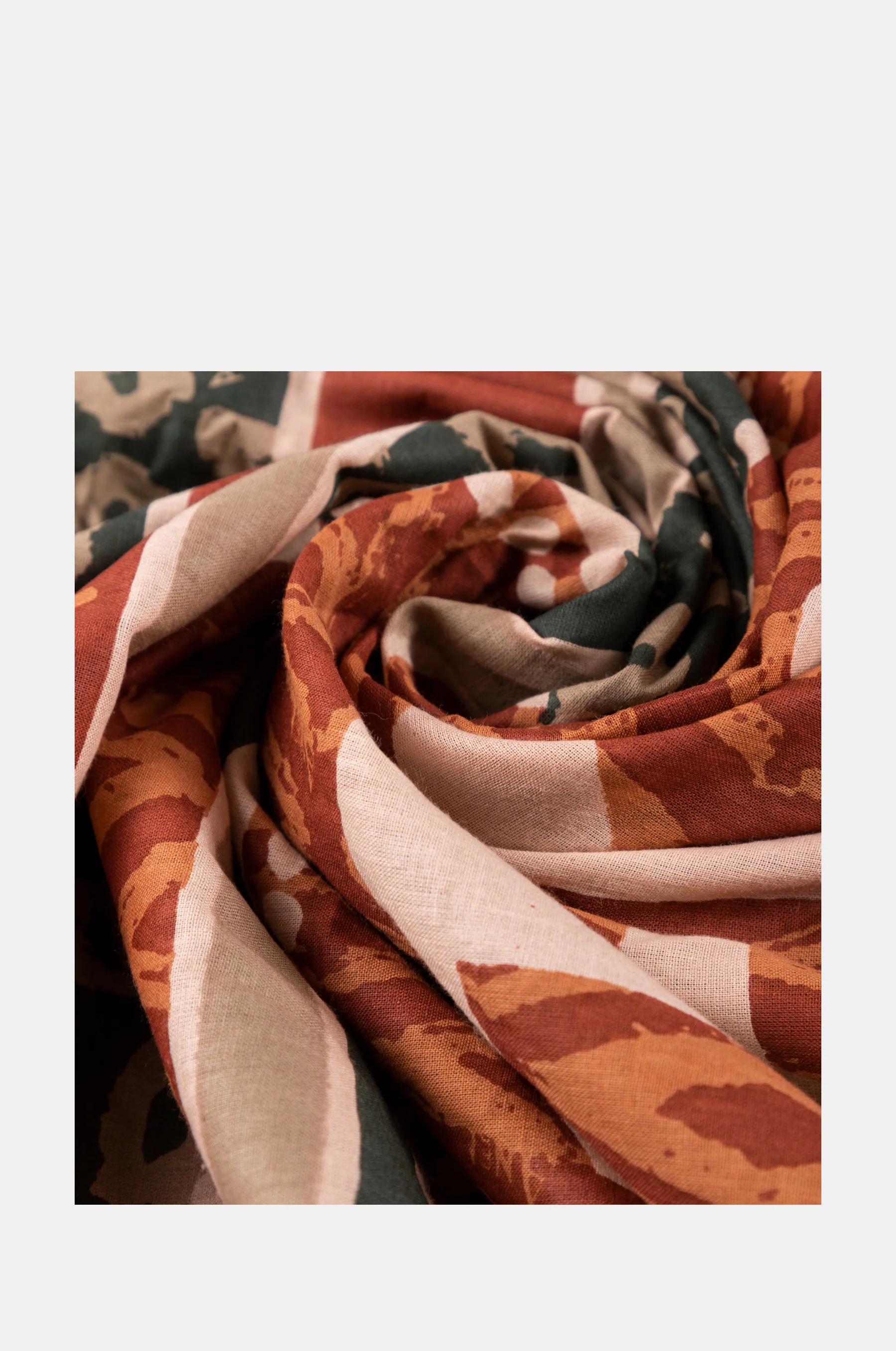 Amazonia leopard print beach towel - Image 4