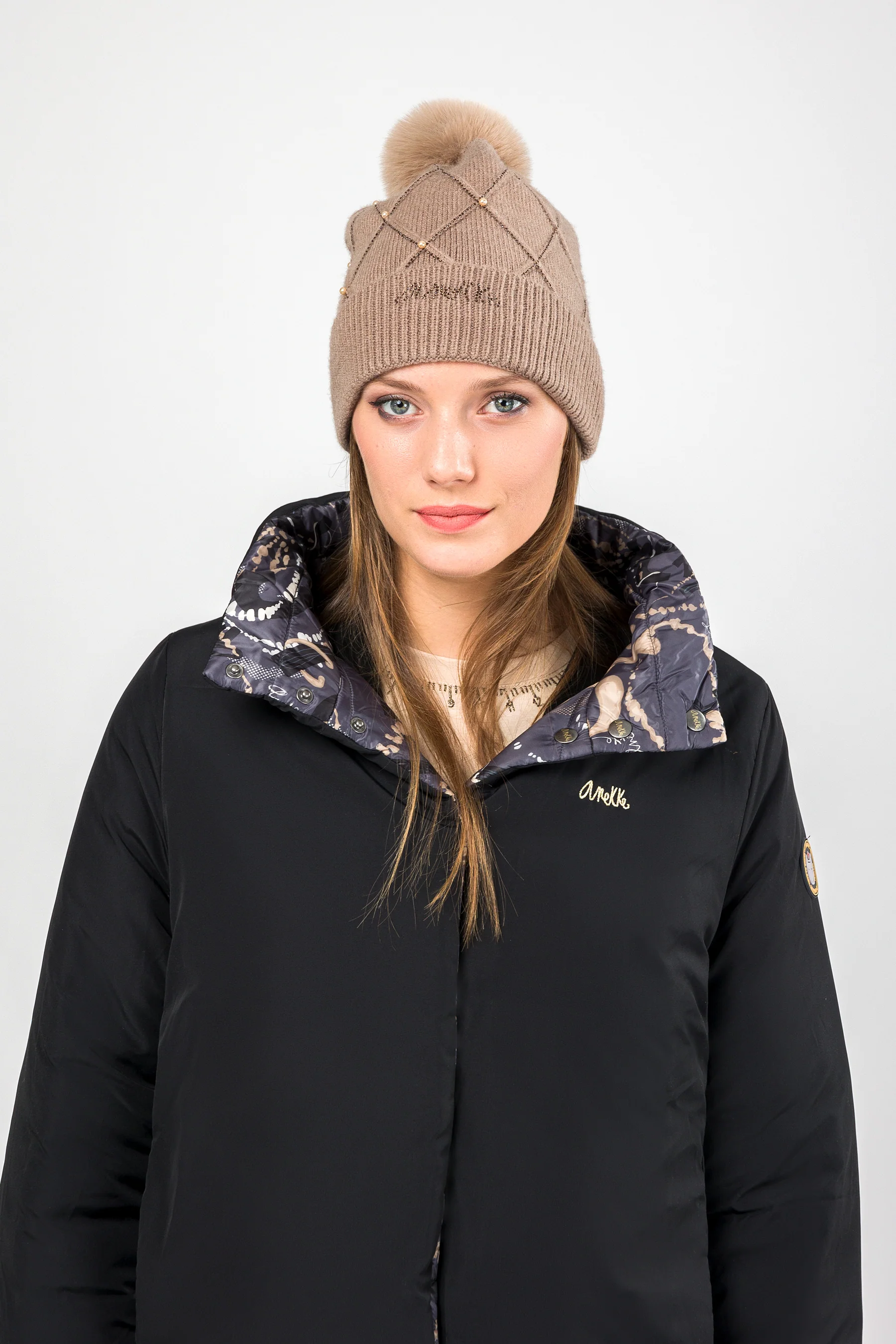 Beige knitted beanie with details - Image 3
