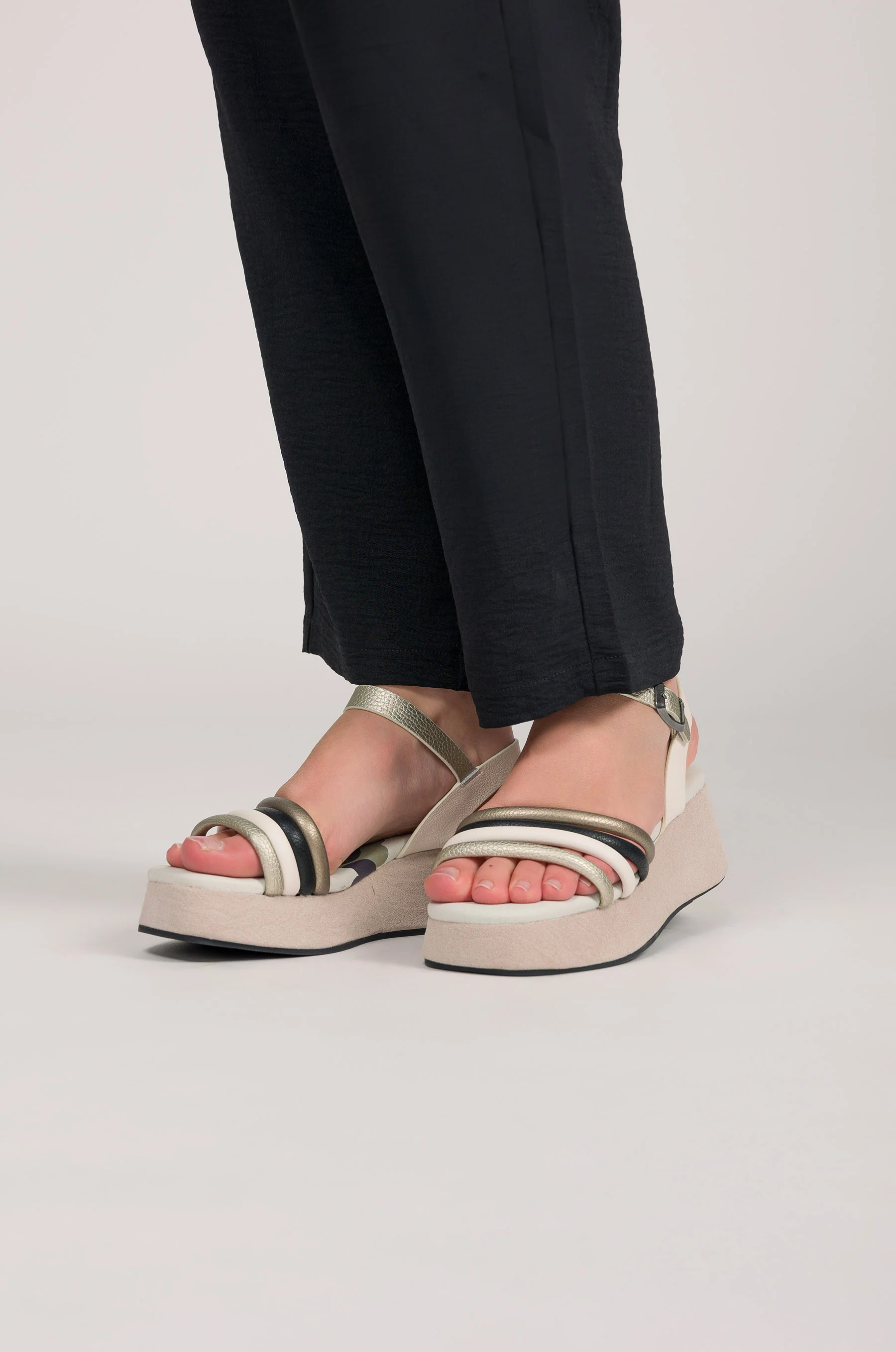 Beige platform sandals - Image 2