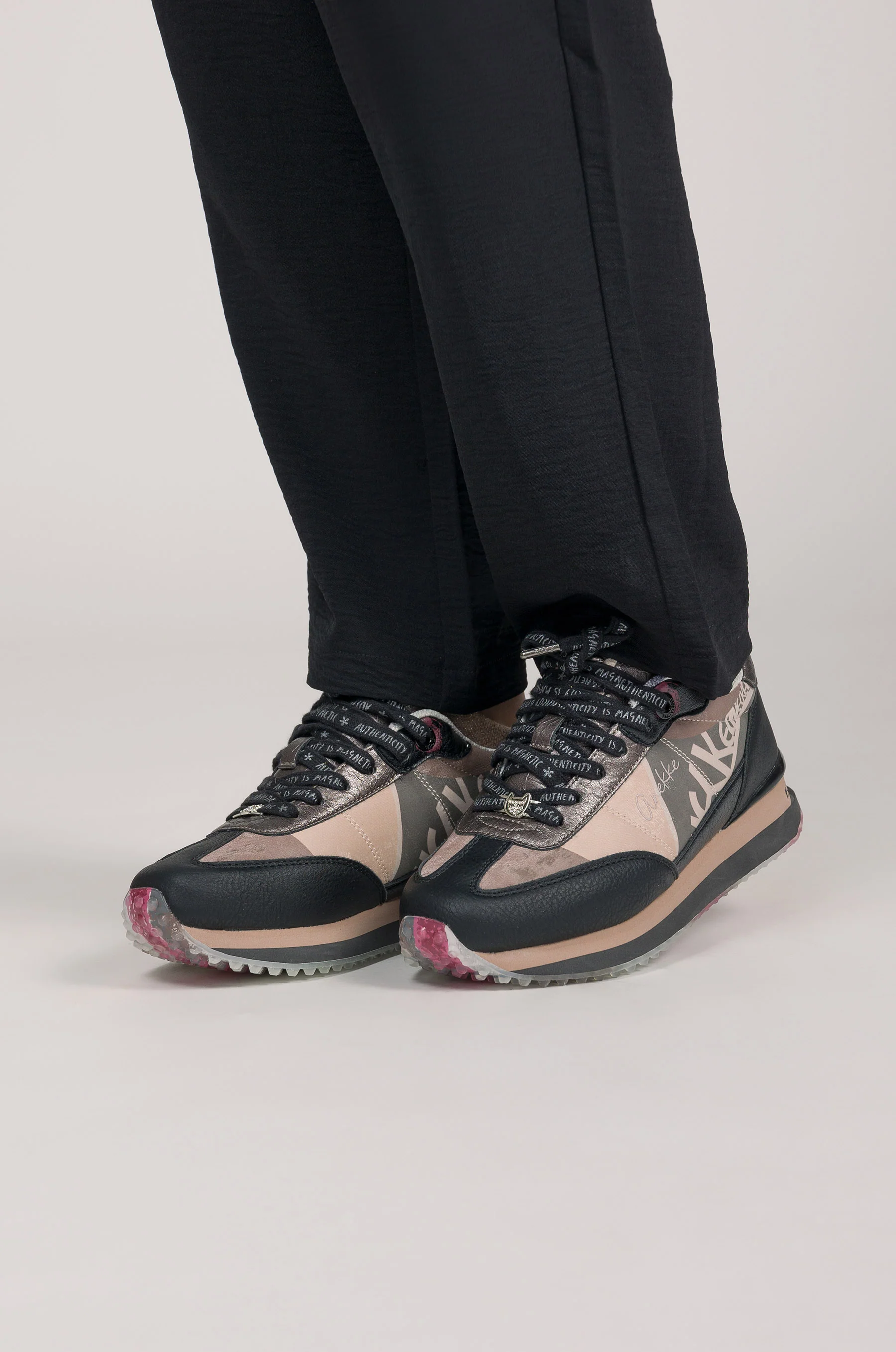 Black and pink sneakers - Image 2