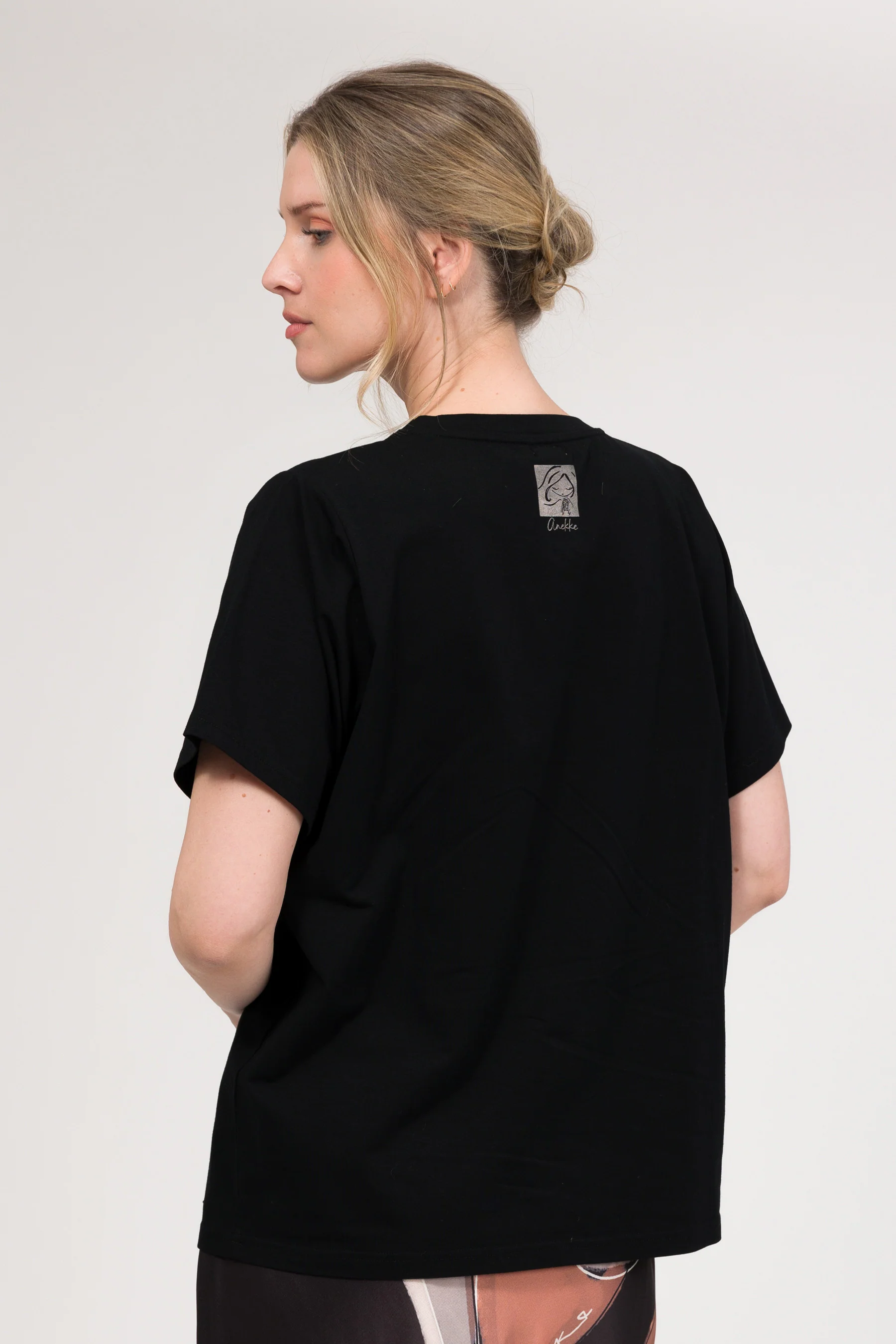 Black short-sleeve T-shirt - Image 4