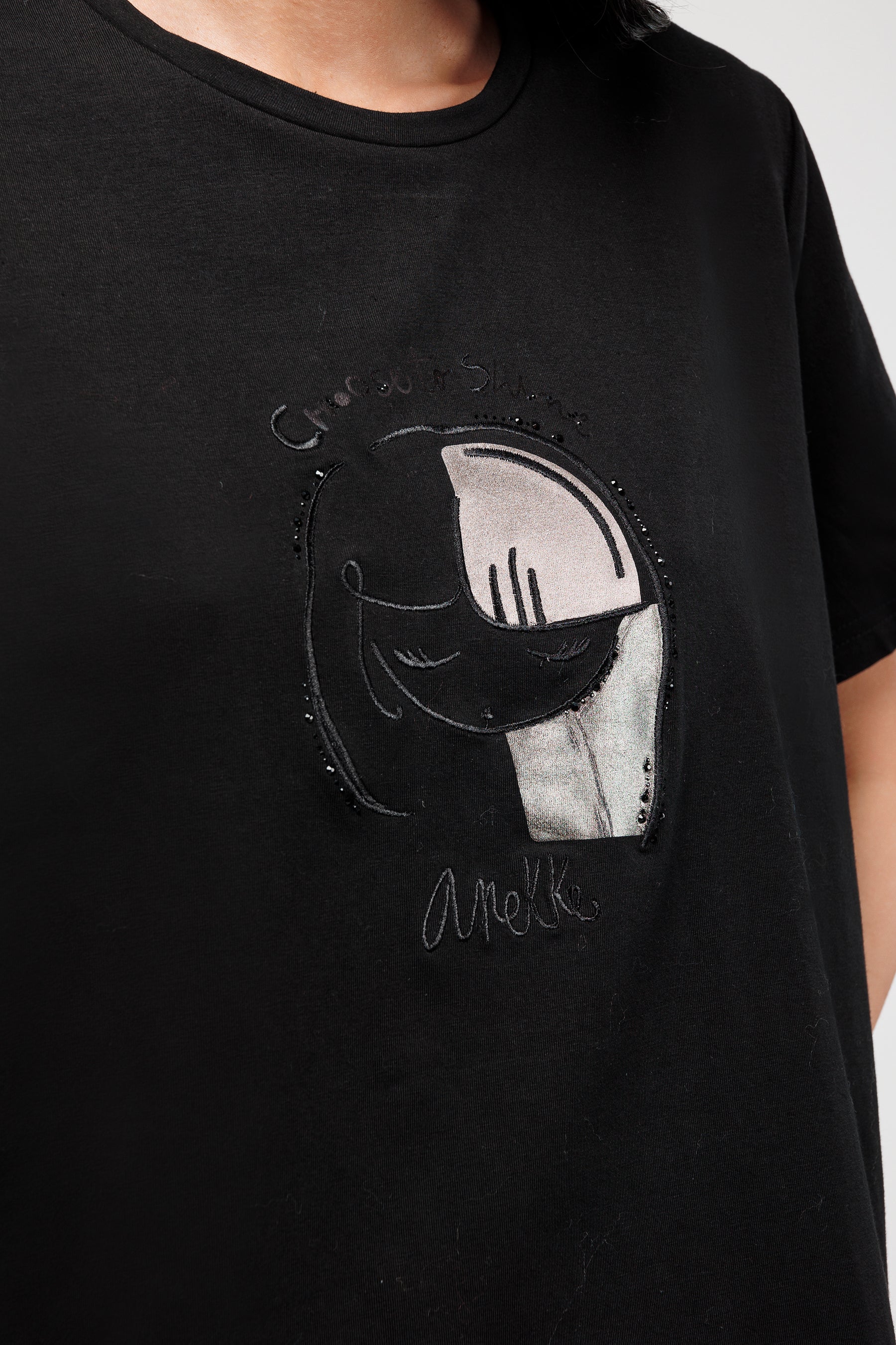 Black short-sleeved T-shirt with silver and bronze details - Image 3