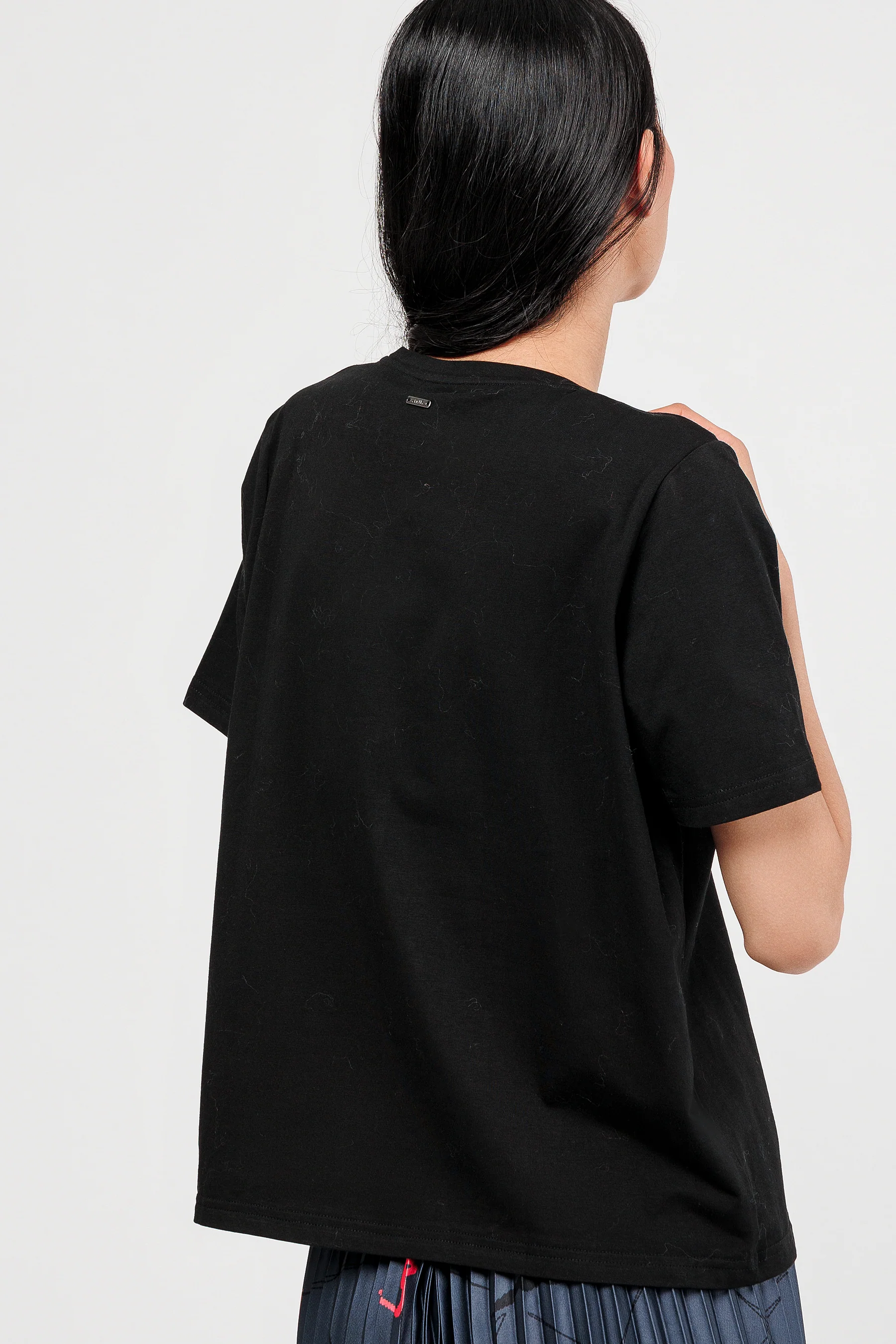 Black short-sleeved T-shirt with silver and bronze details - Image 4