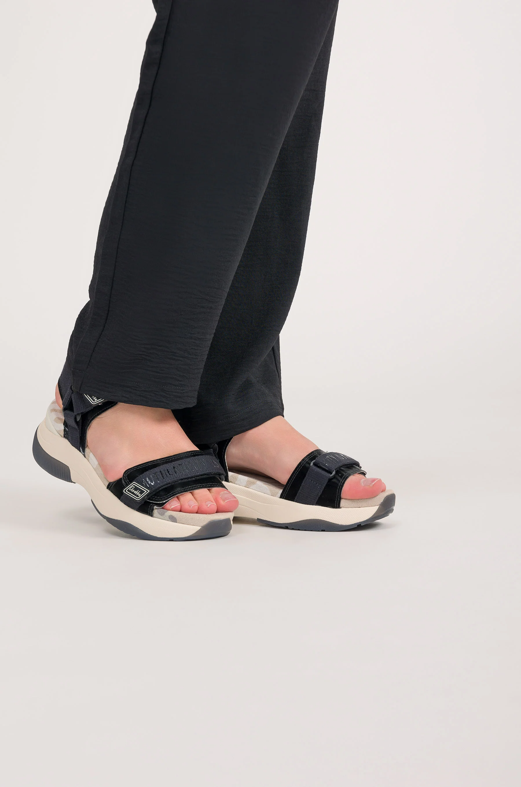 Black sporty sandals - Image 2