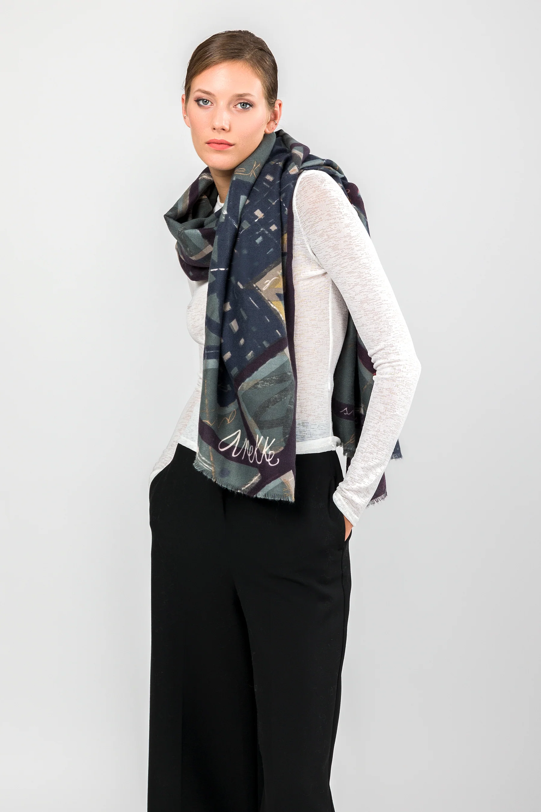 Blue printed pashmina - Image 3