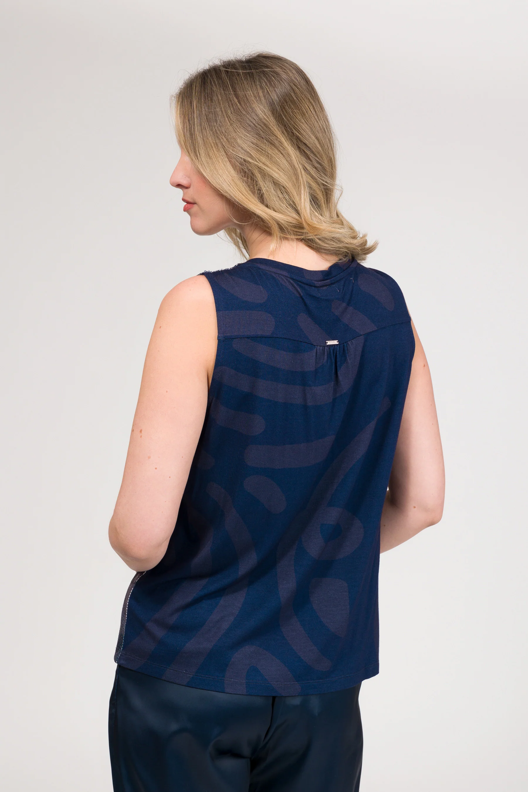 Blue sequin T-shirt - Image 4