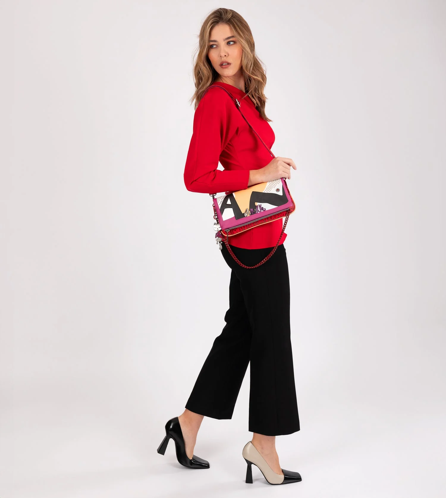 Fashion crossbody bag with metal handle - Image 9