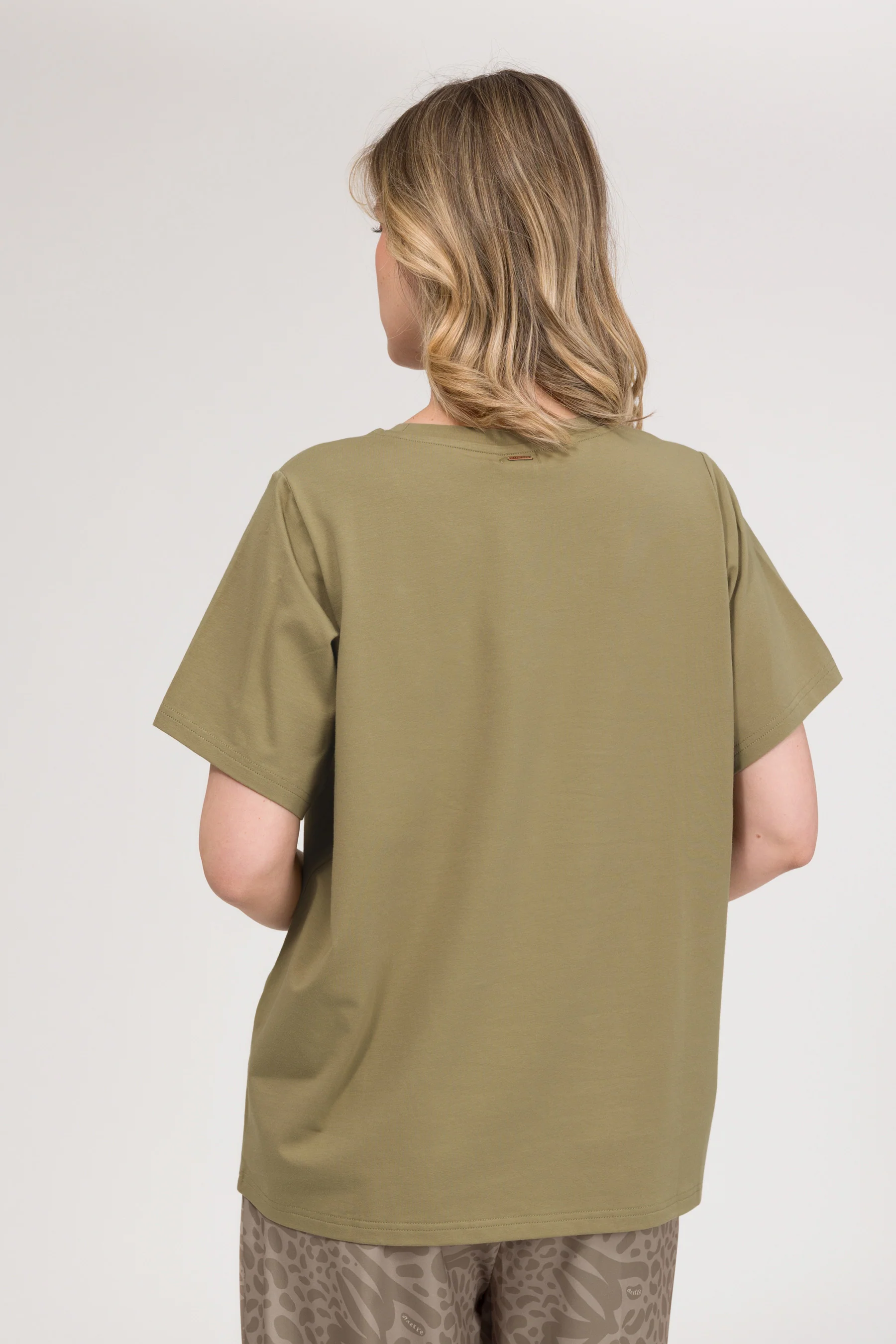 Green T-shirt with logo - Image 4