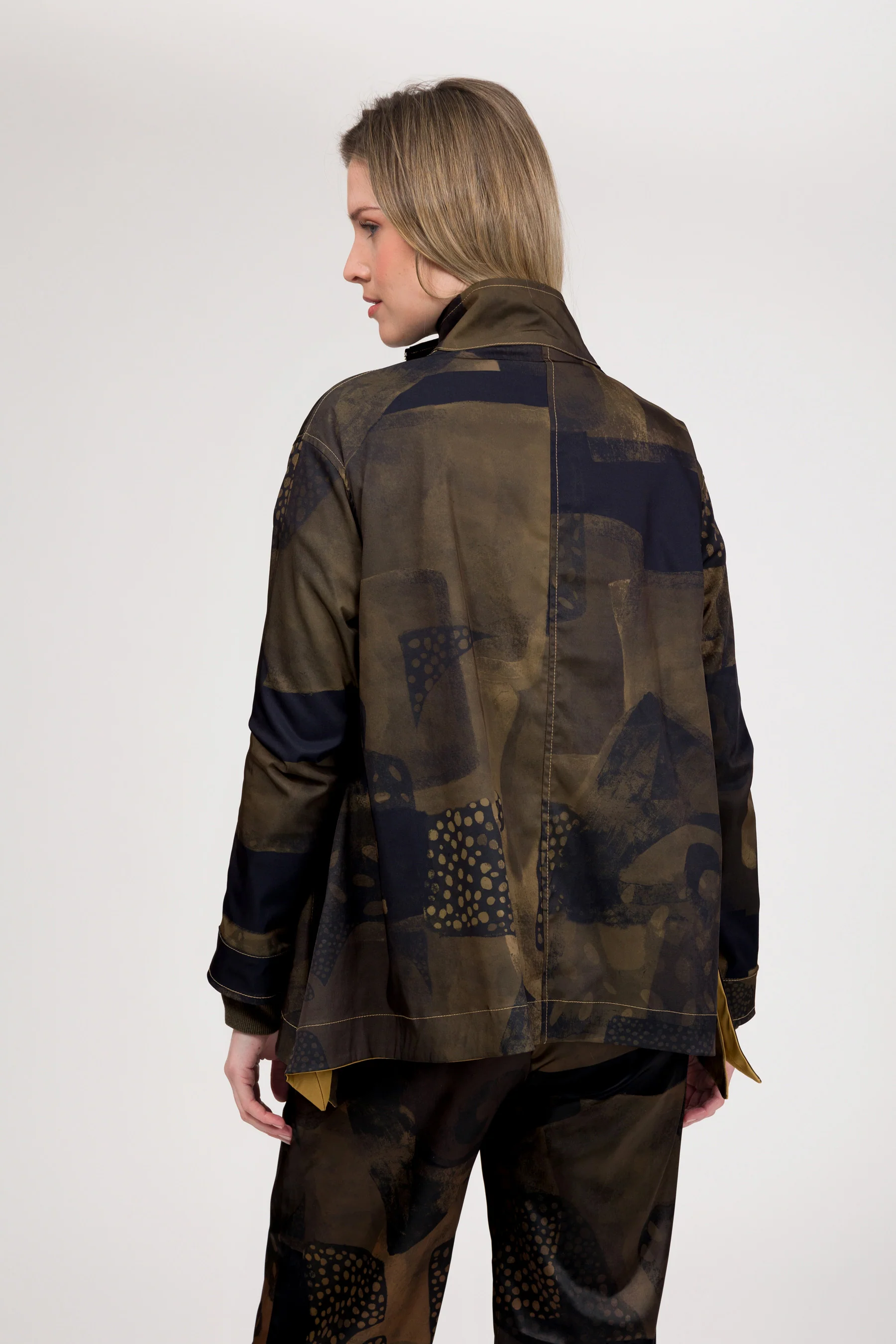 Lightweight reversible jacket - Image 6