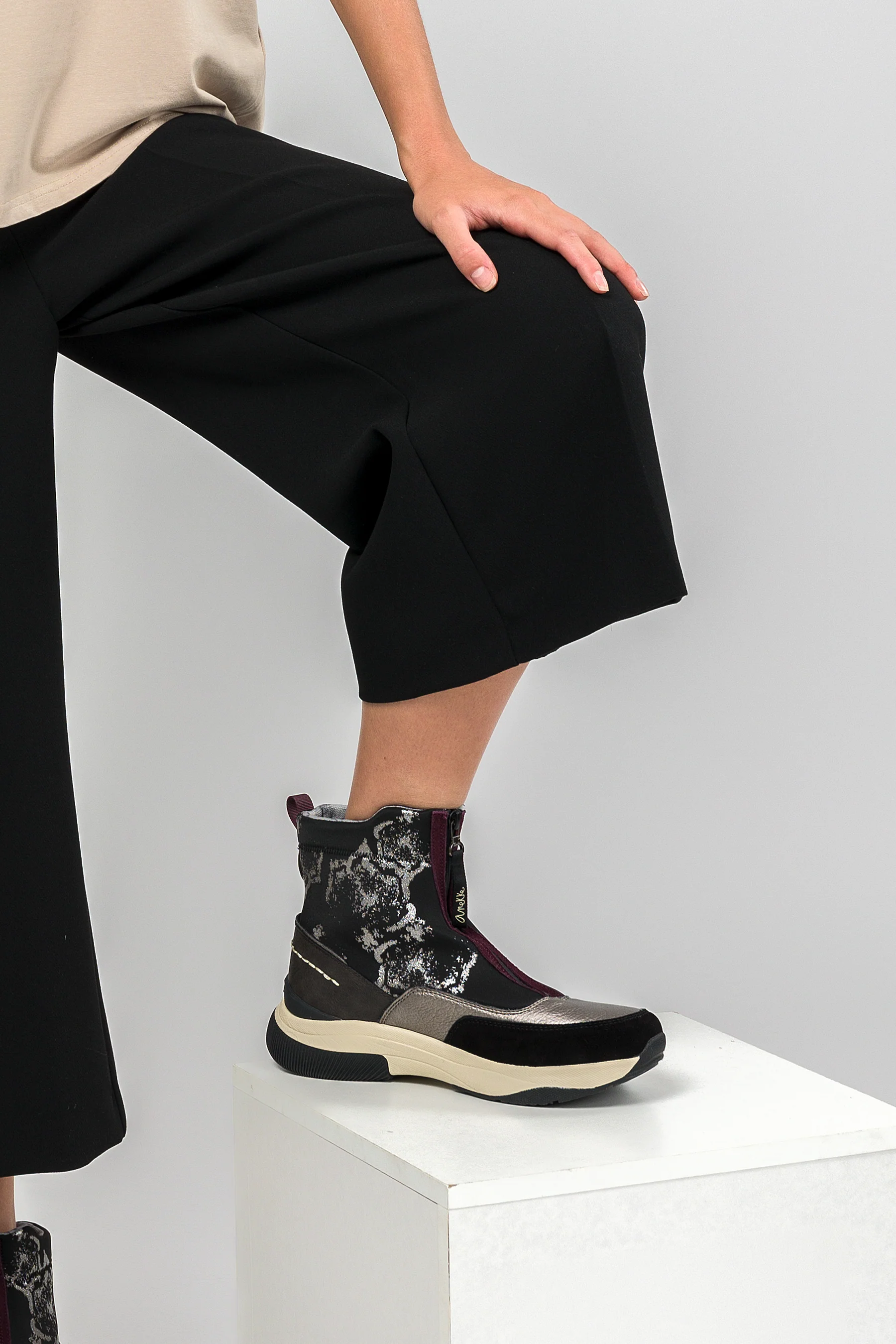 Metallic black sporty ankle boot - Image 3