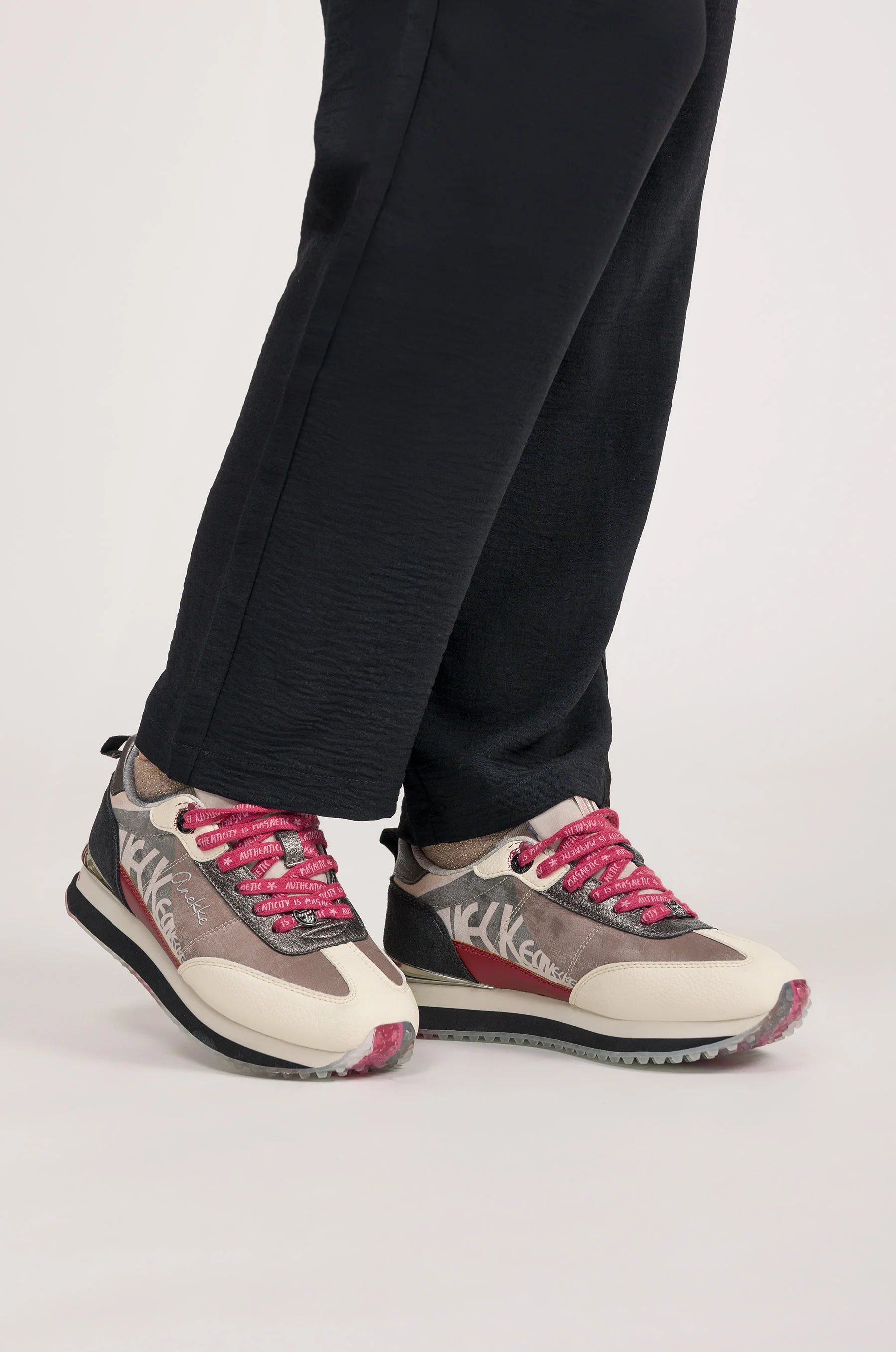 Pink and white sneakers - Image 4