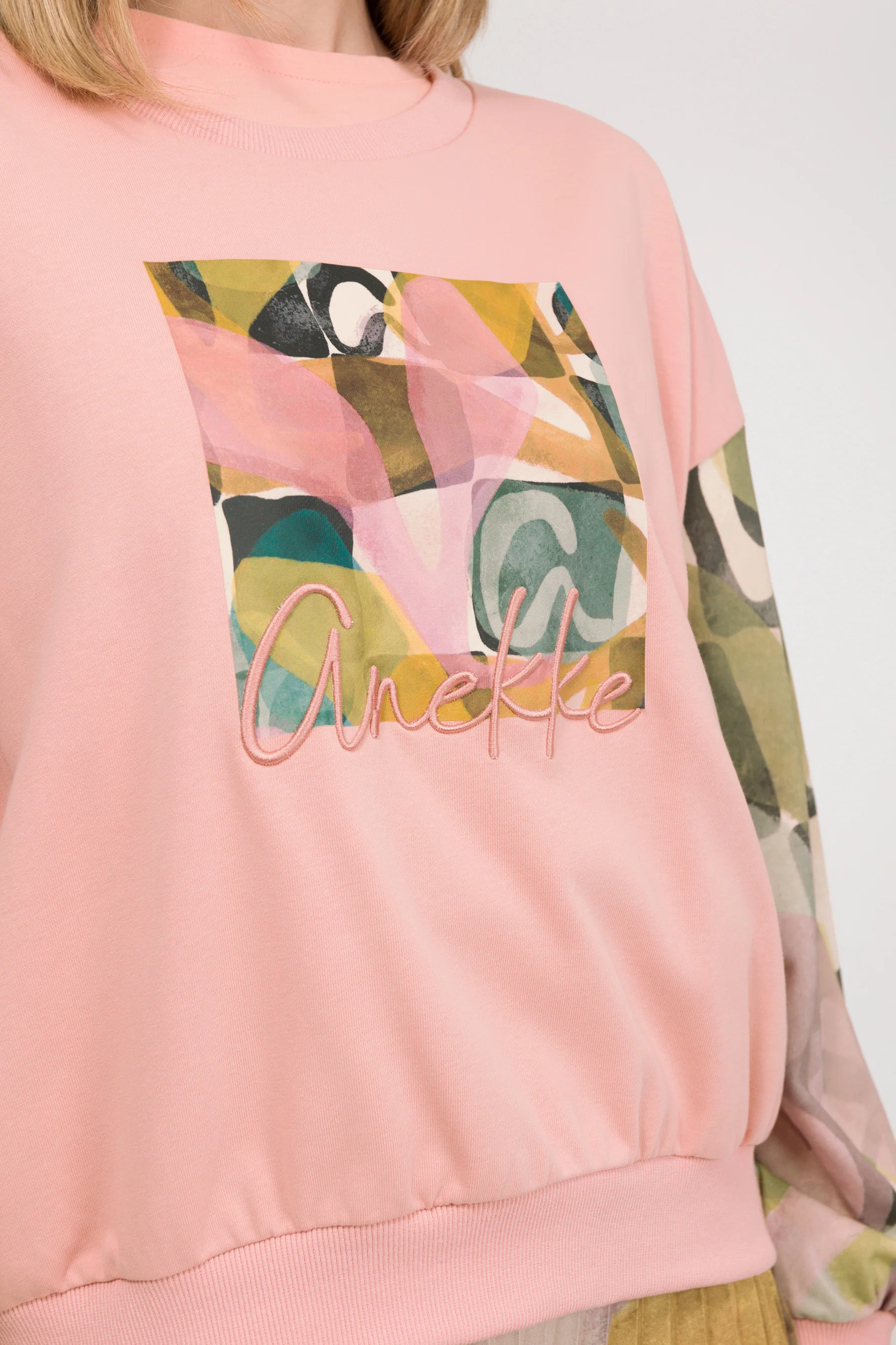 Pink long-sleeve sweatshirt - Image 4