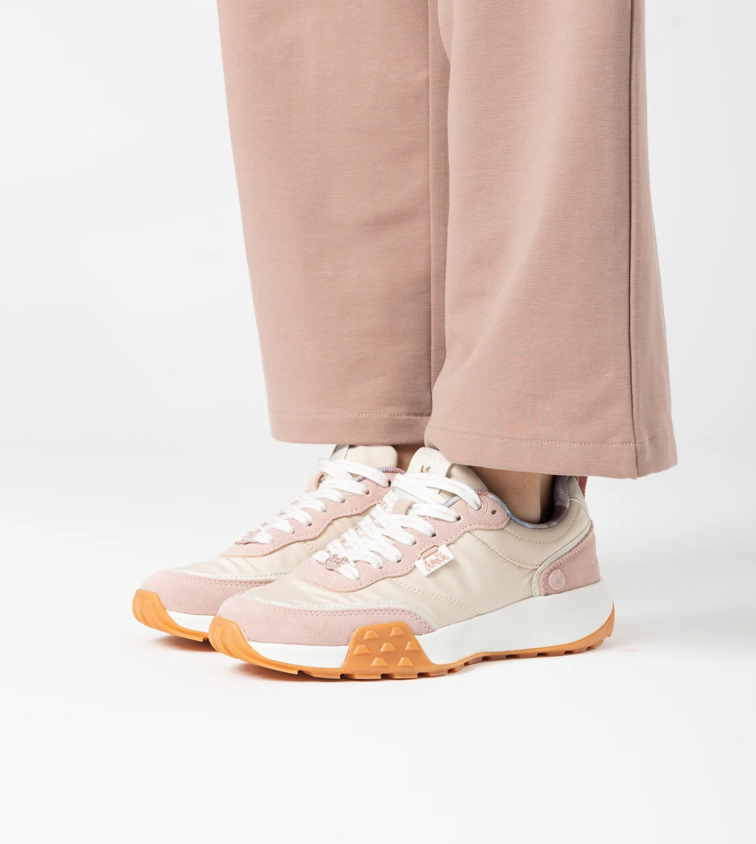 Retro pink sneakers - Image 2