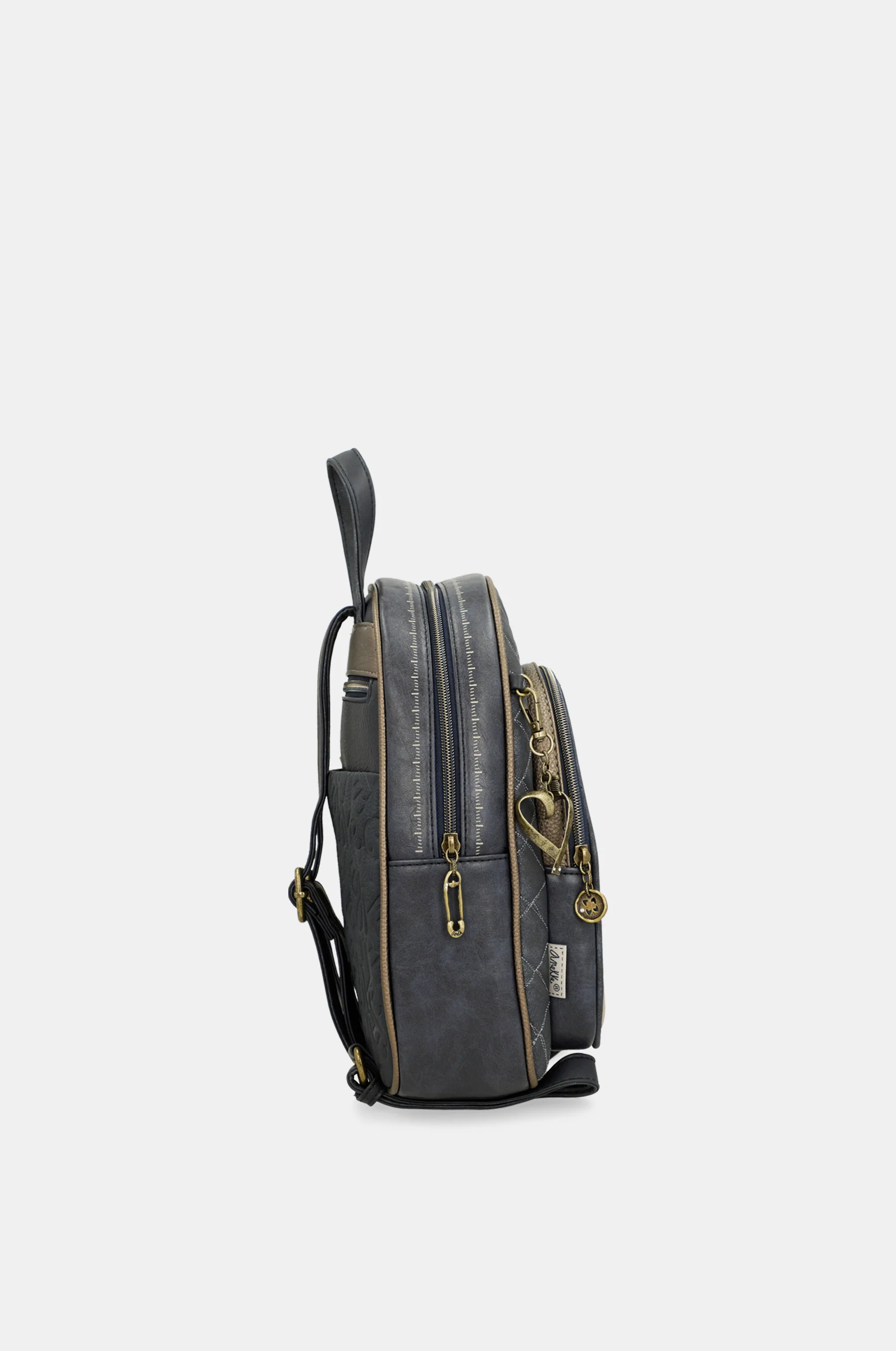 Studio backpack with front pocket - Image 4