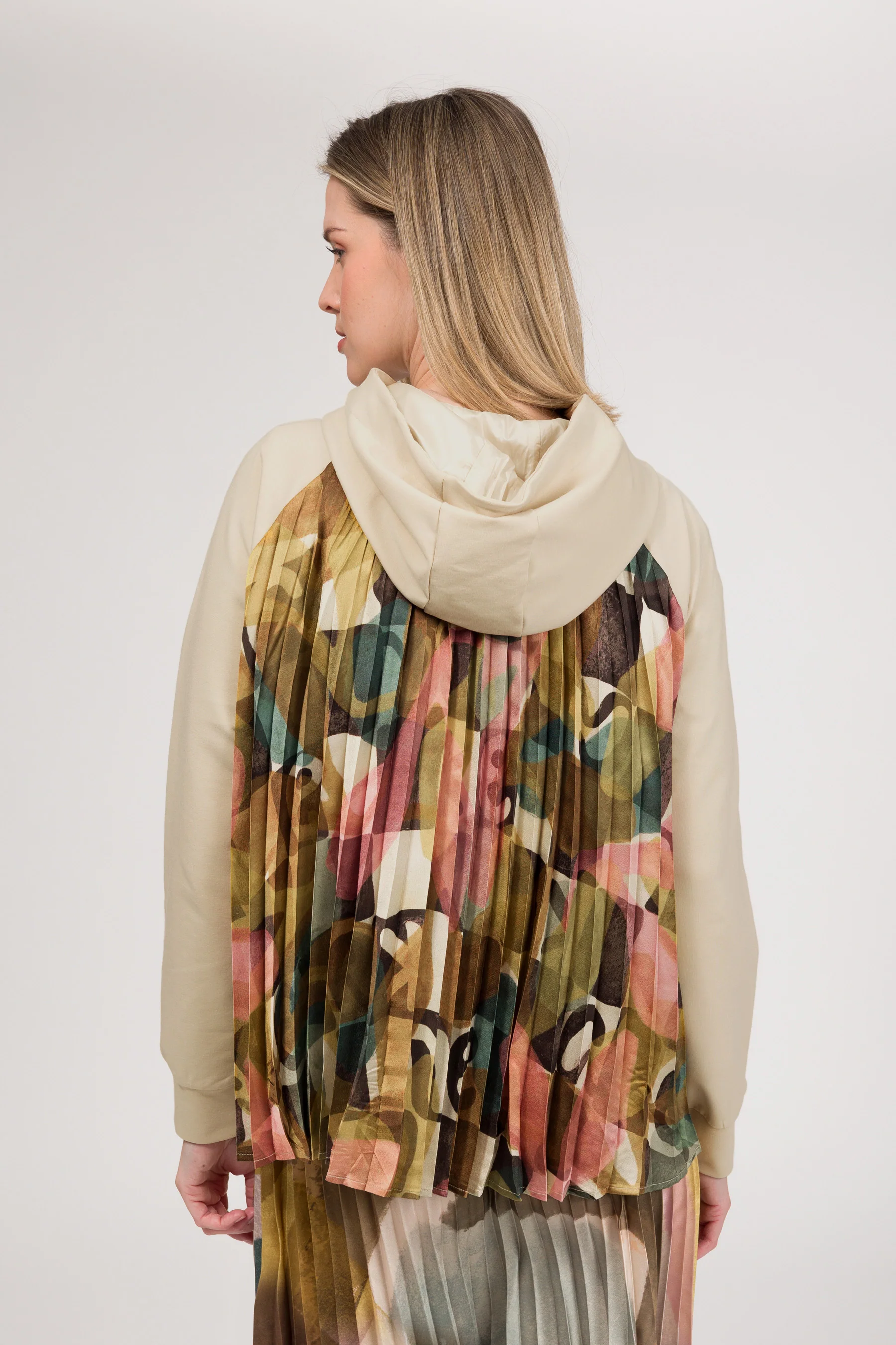 Sweatshirt with pleated hood - Image 4