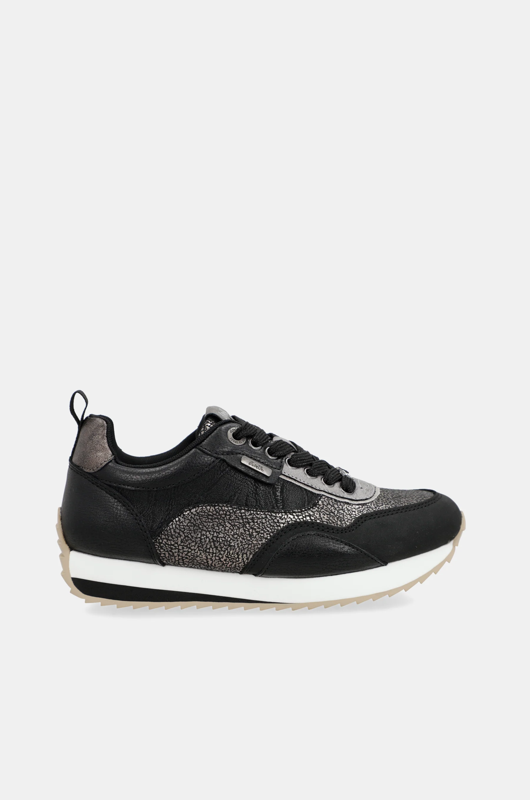 Travel black sneakers